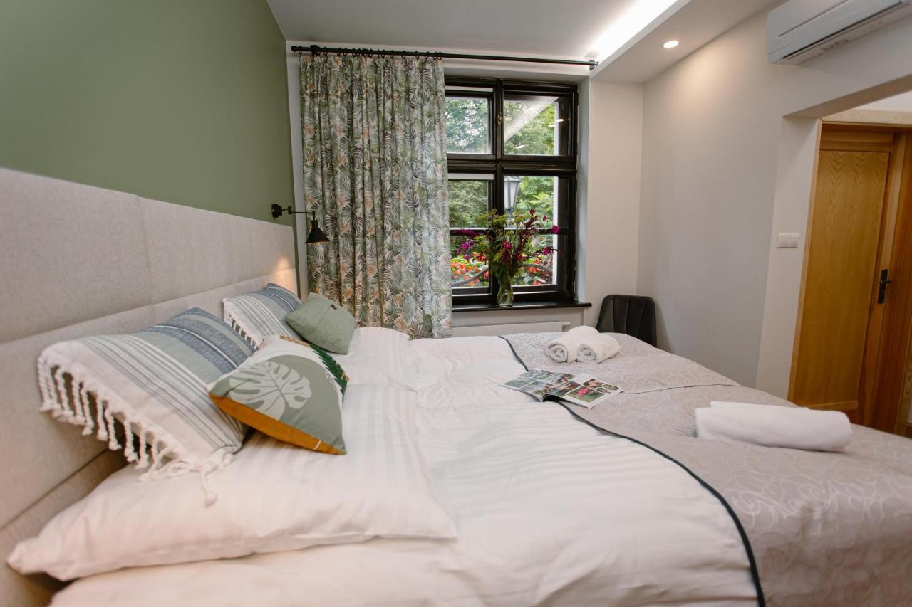 Dom W Starym Parku Hotel Biskupice  Kültér fotó