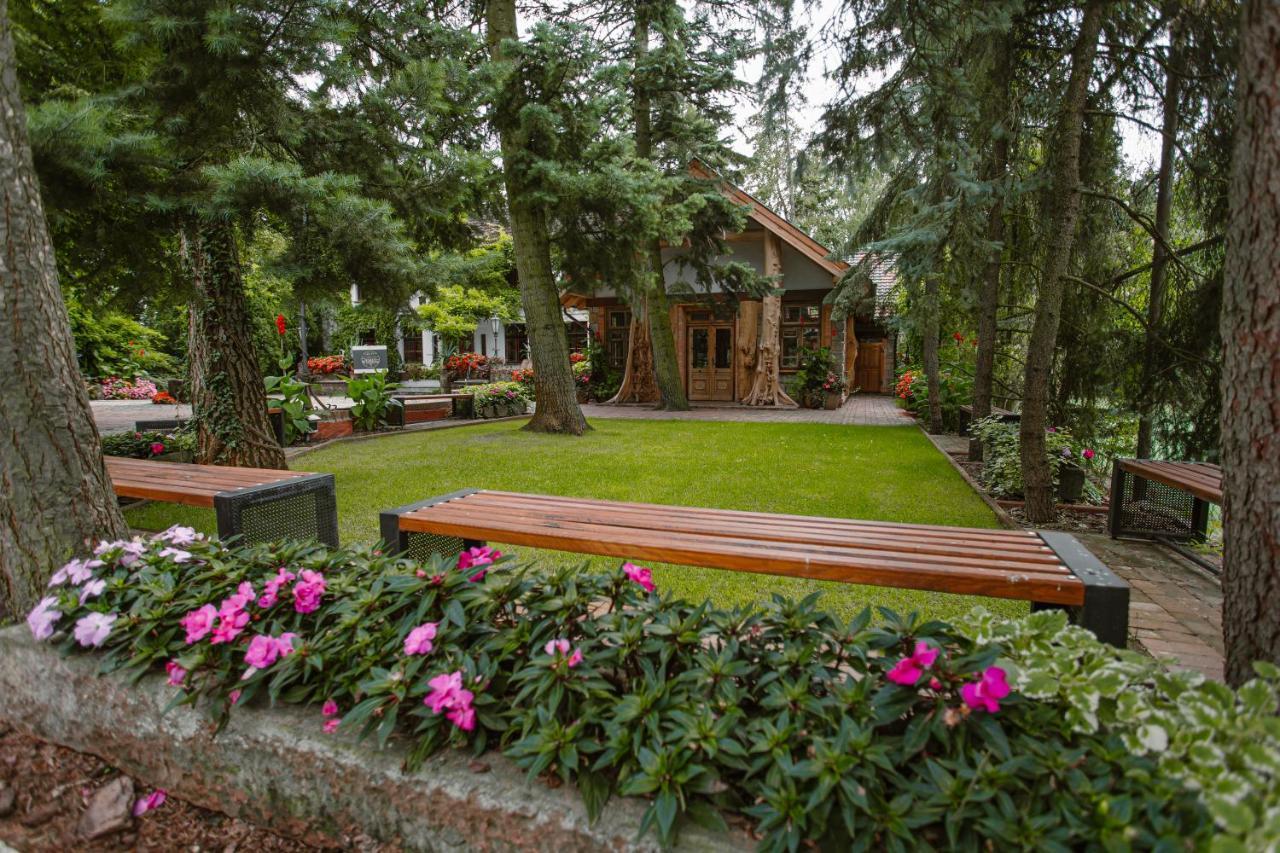 Dom W Starym Parku Hotel Biskupice  Kültér fotó