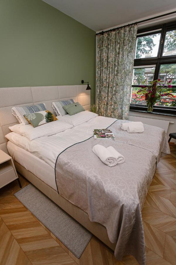 Dom W Starym Parku Hotel Biskupice  Kültér fotó