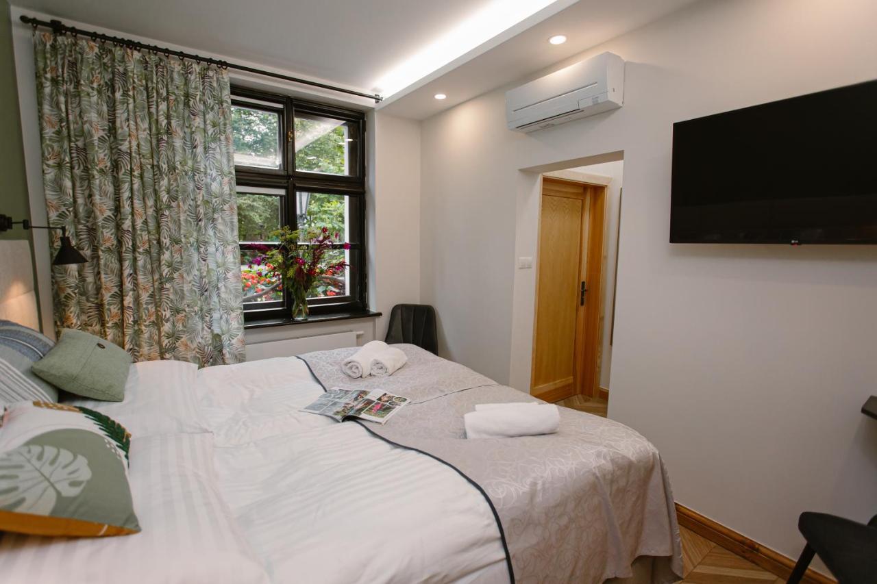 Dom W Starym Parku Hotel Biskupice  Kültér fotó
