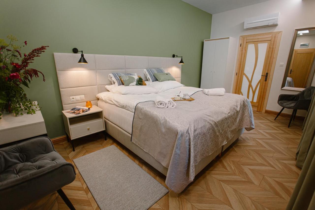 Dom W Starym Parku Hotel Biskupice  Kültér fotó